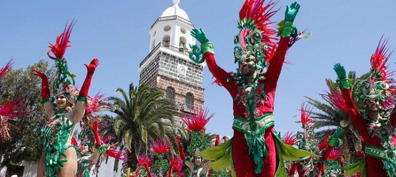 Imagen de archivo de un pasacalles en el Carnaval de Teguise