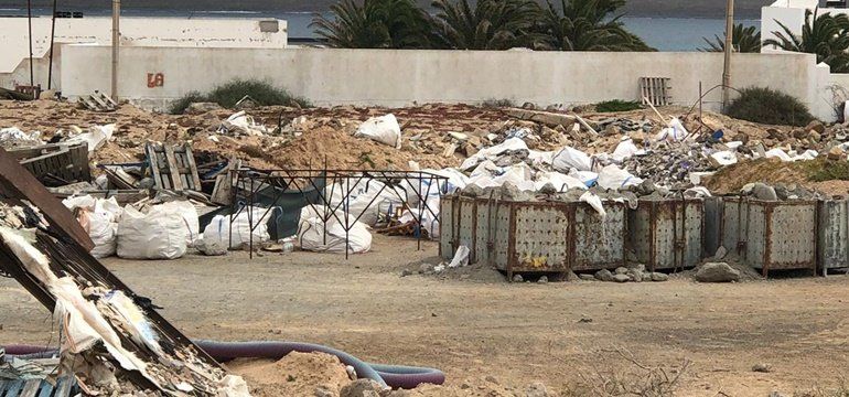 Una ciudadana denuncia la gran cantidad de basura acumulada en las calles de La Graciosa: "Es horrible"