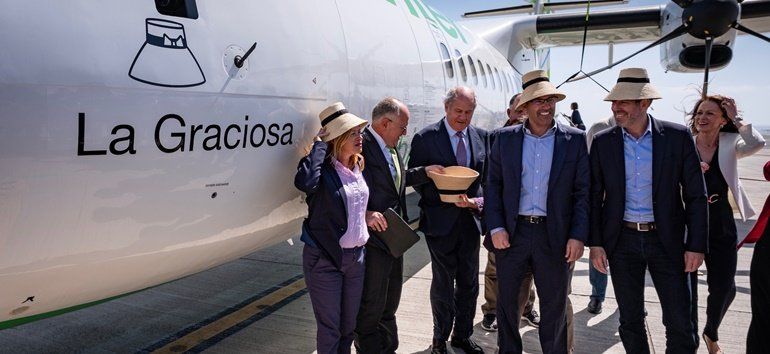 Uno de los aviones de Binter ya lleva el nombre de 'La Graciosa' tras la petición del Gobierno canario
