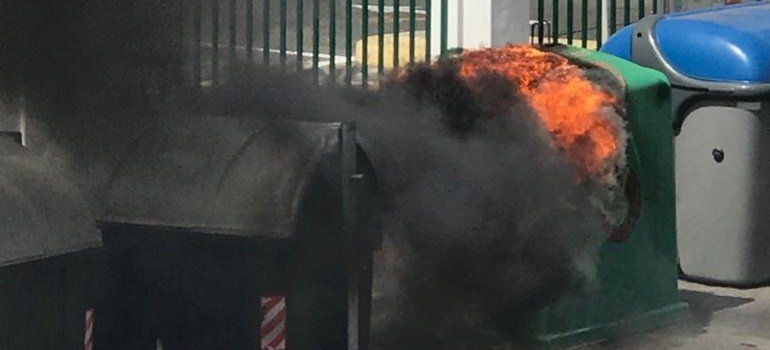 Arde un nuevo contenedor en Arrecife, a la entrada del Hiperdino de Valterra