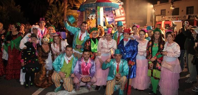 Miles de mascaritas viven con intensidad el Coso de Carnaval de Haría