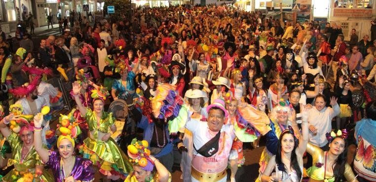 Miles de personas disfrutan del coso de Carnaval de Playa Blanca