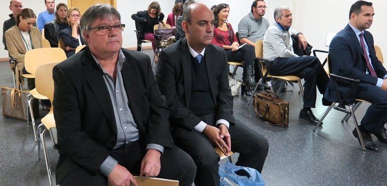 Francisco Chavanel y el director de Canarias 7, durante el juicio por el ataque al honor del fiscal Stampa