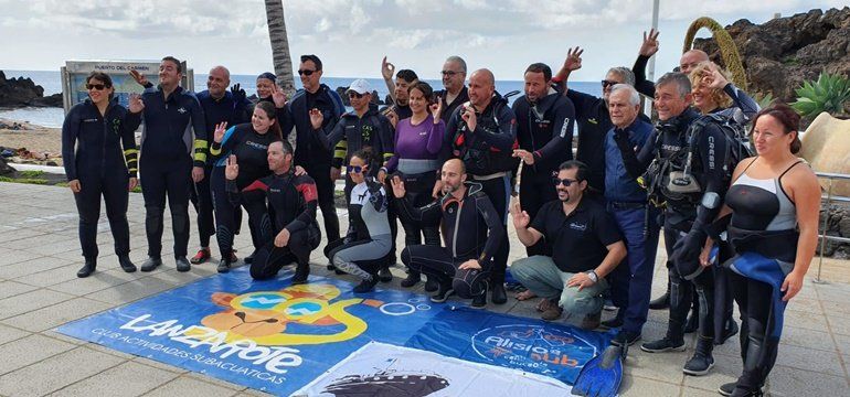 La Playa Chica de Puerto del Carmen acogió un bautismo de buceo para discapacitados visuales