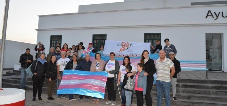 Tías muestra su apoyo al colectivo de personas transexuales en la reivindicación de sus derechos