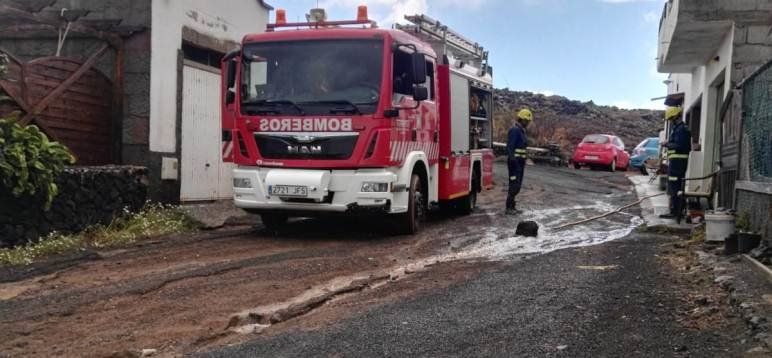 Las lluvias provocan la inundación de una vivienda en Los Ancones