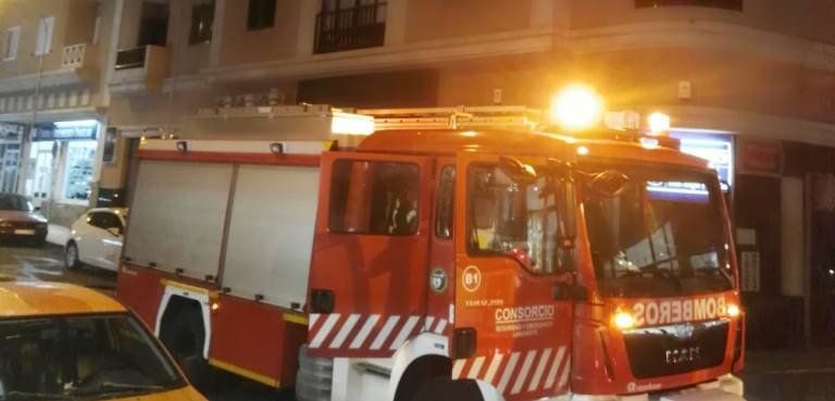 Los bomberos apagan el incendio de una vivienda en Arrecife