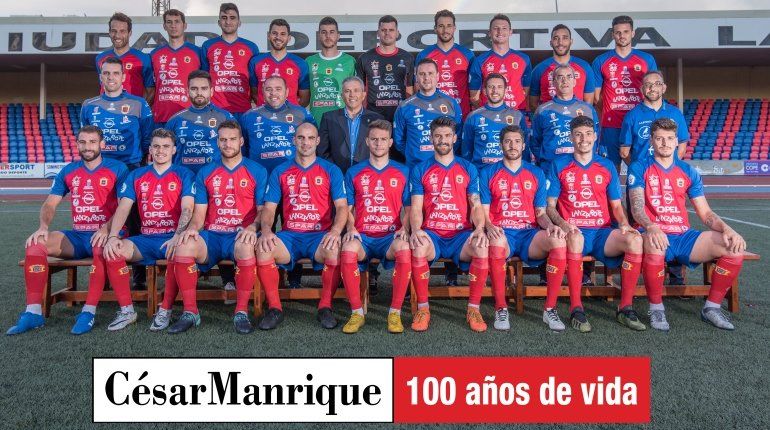 La UD Lanzarote rinde homenaje a César Manrique en la foto oficial de la temporada