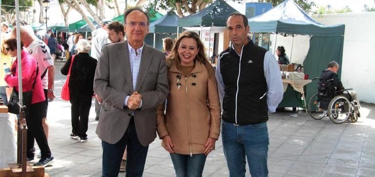 El PSOE acude al Mercadillo de Haría con rosas y propuestas