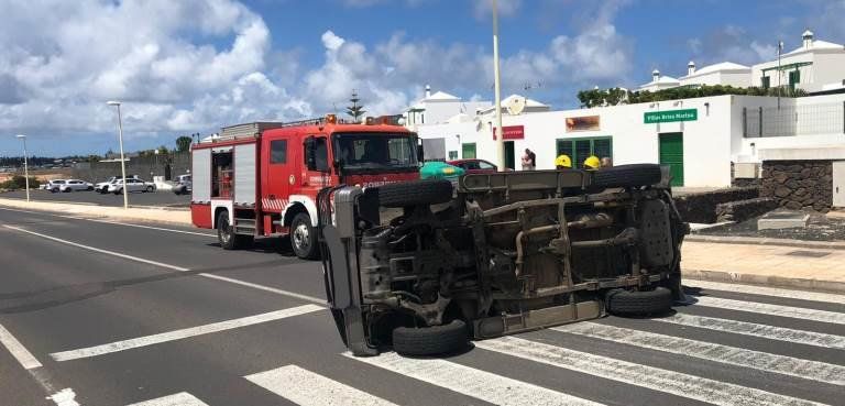 Tres heridos en una colisión entre dos vehículos en Playa Blanca