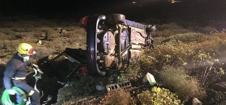 Herida una mujer tras volcar con su coche en la LZ-1