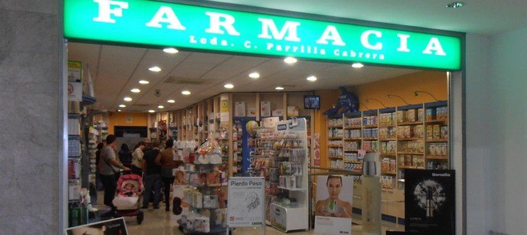 Empleados de la farmacia del Centro Comercial Deiland salvan la vida a un hombre