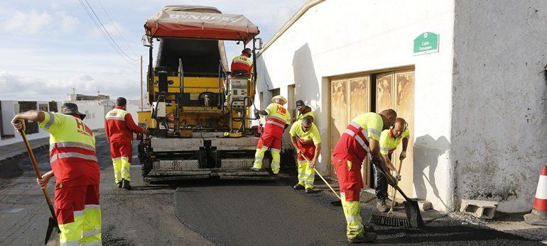 Teguise ejecuta trabajos para completar la renovación del asfalto en todos sus pueblos