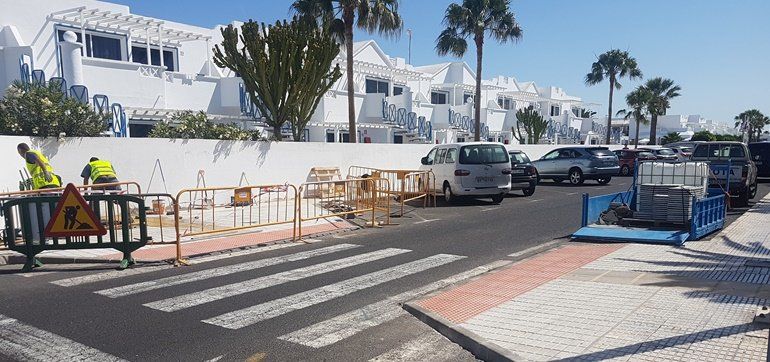 Tías ejecuta nuevas obras de mejora de accesibilidad en aceras y calles de Puerto del Carmen