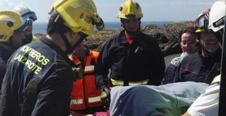 Los bomberos rescatan a una señora mayor con problemas de movilidad de la Cueva de los Verdes