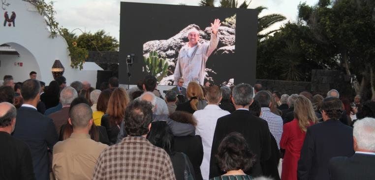 Cesar's house hosted a big party to celebrate his "hundred years of life" and to vindicate his utopian dream