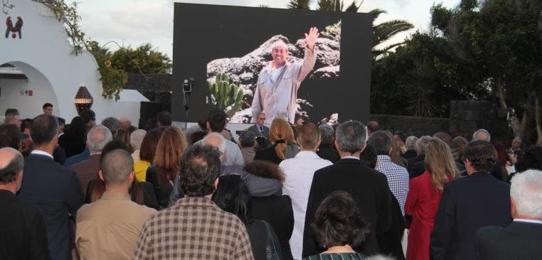 La casa de César acogió una gran fiesta para celebrar sus "cien años de vida" y reivindicar su sueño utópico