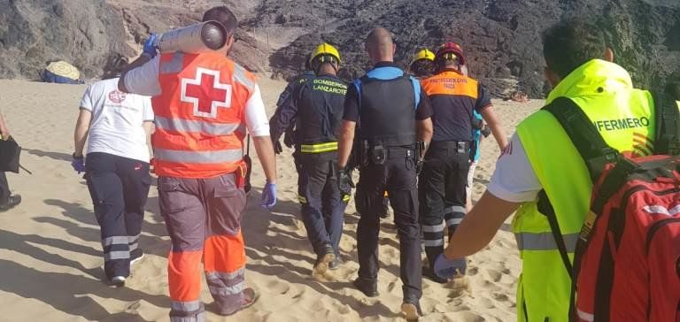 Herido un hombre tras caer desde unos cuatro metros de altura en la playa de Papagayo