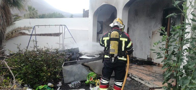 Los bomberos extinguen un incendio en una vivienda de Las Breñas