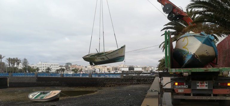 Arrecife retira embarcaciones abandonadas y "en estado ruinoso" del Charco de San Ginés