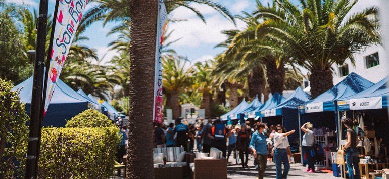 La I Feria de Saldos y Oportunidades de San Bartolomé se cerró "con gran afluencia de público y ventas"