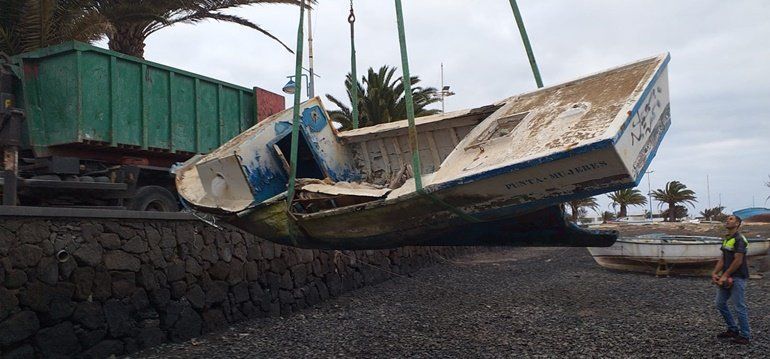 El Cabildo critica que Arrecife se atribuya la retirada de barcos abandonados del Charco de San Ginés
