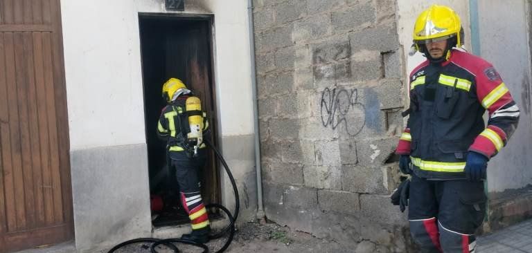 Los bomberos extinguen un incendio en una vivienda abandonada de Arrecife