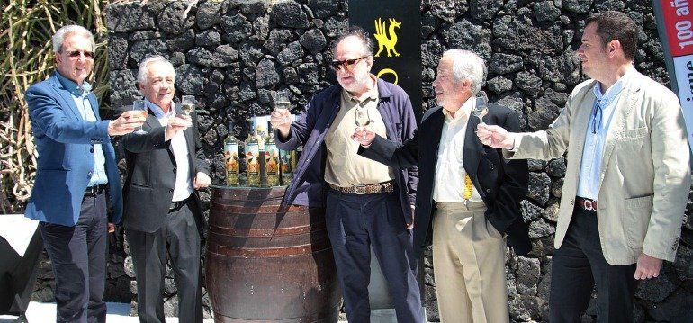 La FCM y El Grifo brindan por cien años de vida de Manrique con una edición limitada de Malvasía de César