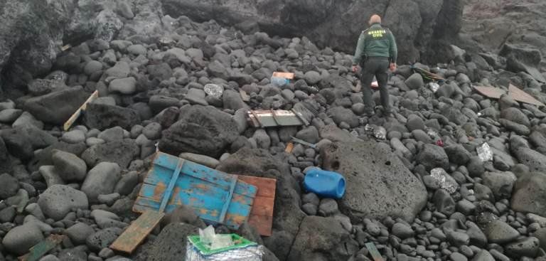 Encuentran dos fardos de hachís cerca de la patera llegada a la costa de Tinajo