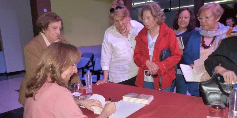 La Sociedad Democracia acogió la presentación del primer libro de Rosa María González