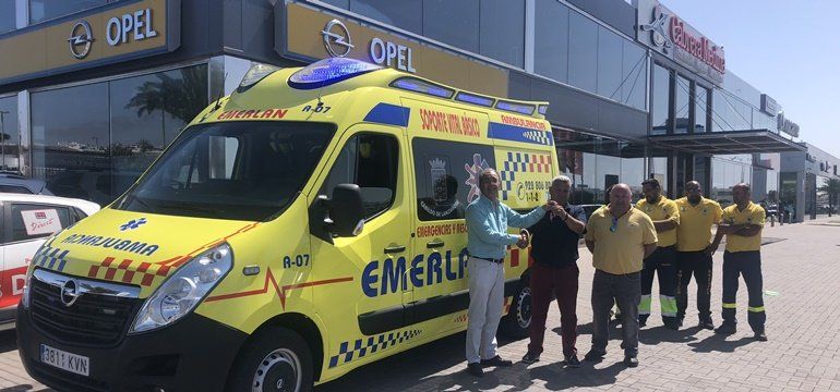 La ONG Emerlan aumenta su flota con una nueva ambulancia "totalmente equipada"