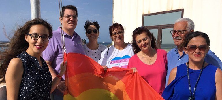 El Ayuntamiento de Arrecife iza la bandera del Arco Iris en el Día Internacional contra la LGTBI+fobia