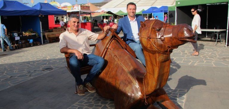 La escultura homenaje al camello de Timanfaya preside ya la plaza de Uga