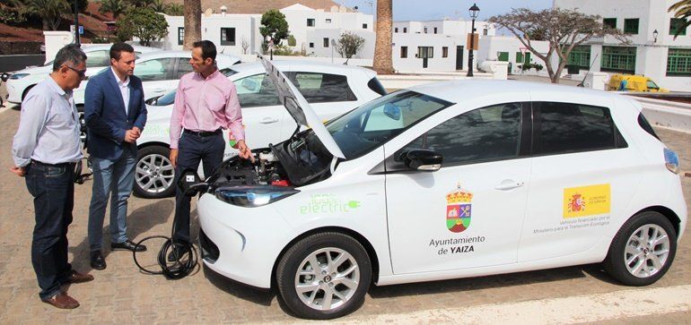 Yaiza incorpora cuatro coches eléctricos a la flota municipal