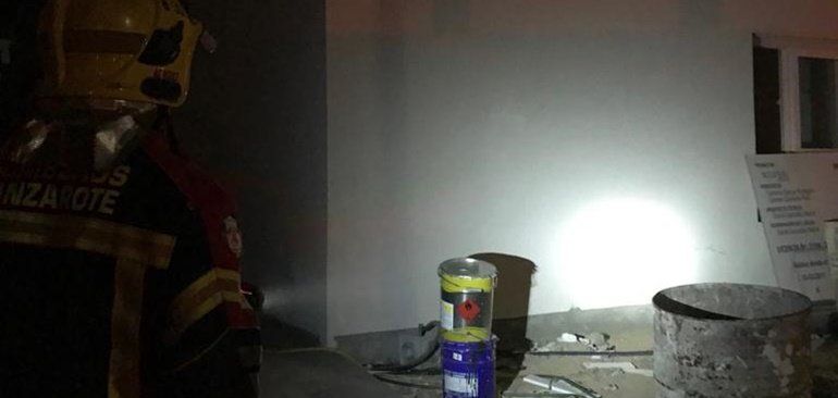 Sofocan un incendio en una vivienda en obras en Costa Teguise