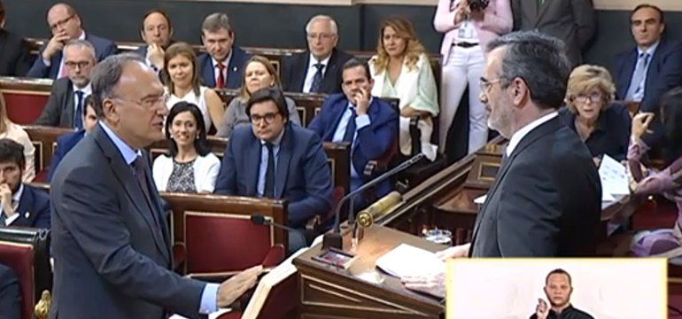 Manuel Fajardo jura su cargo como senador y "defender los intereses de Lanzarote y La Graciosa"