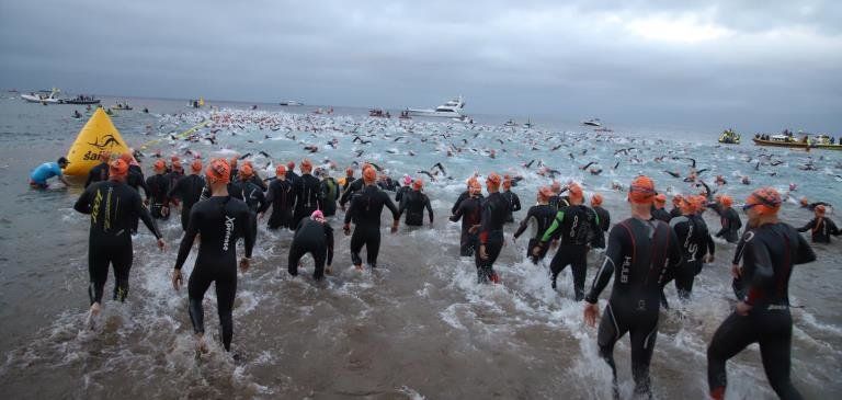 Unos 1.600 triatletas tomaron la salida del XXVIII Ironman Lanzarote