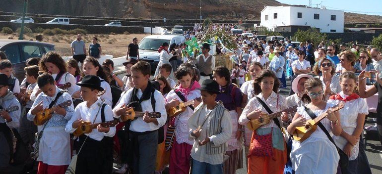 El Colegio César Manrique Cabrera de Tahíche celebra el Día de Canarias con una multitudinaria romería
