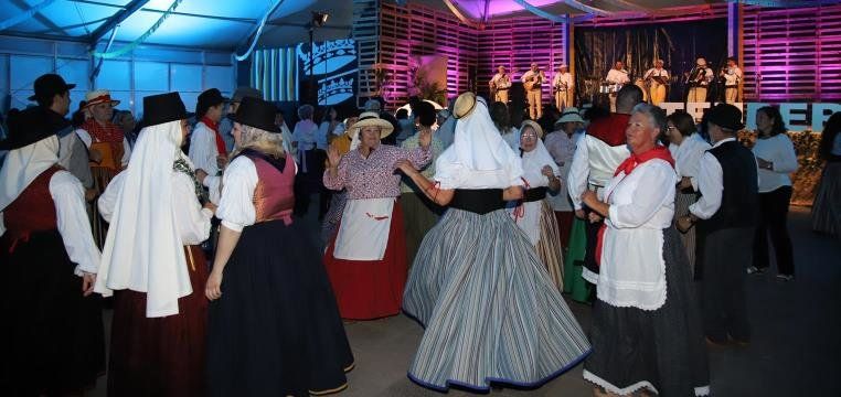 La Villa disfrutó el "Tenderete canario" por el Día de Canarias