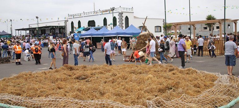 Deportes autóctonos, tradiciones agrícolas y música en el Día de Canarias en Mancha Blanca