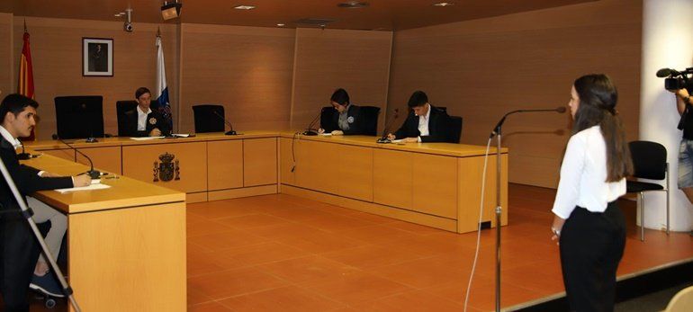 Alumnos de Bachillerato protagonizan un juicio ficticio con perspectiva de género en los Juzgados de Arrecife
