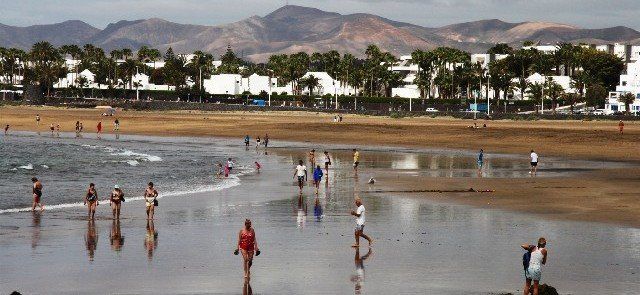 Turistas en la playa, en una imagen de archivo