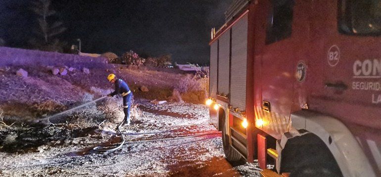 Los bomberos extinguen un incendio de rastrojos en Playa Blanca