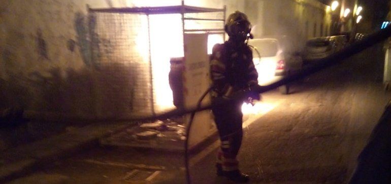 Los bomberos sofocan un incendio en un contenedor en Arrecife
