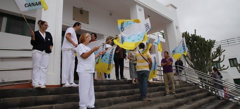 Trabajadores del Hospital Insular protestan contra el "desmantelamiento" de las listas de concentración