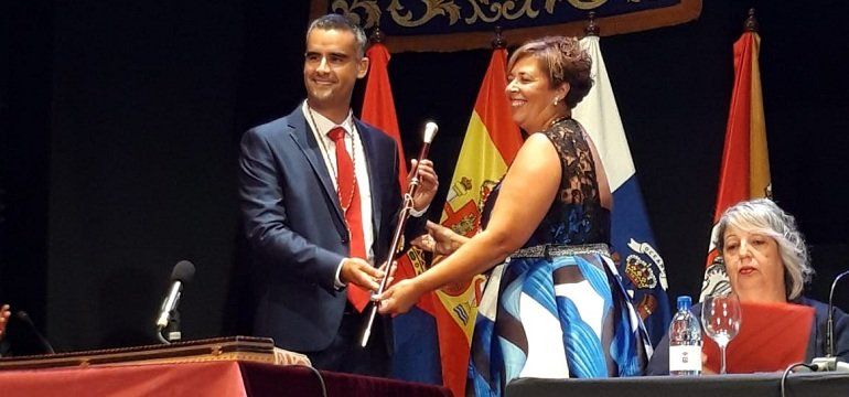 Alexis Tejera, recibiendo el bastón de mando al convertirse en alcalde de San Bartolomé con mayoría absoluta