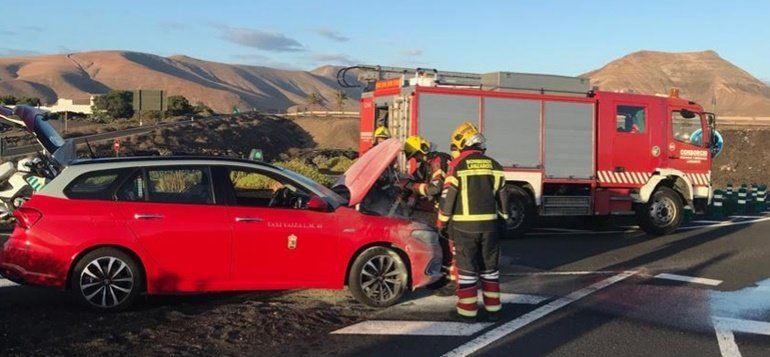 Un taxi sufre un incendio cuando circulaba por la carretera que une Yaiza y Tinajo