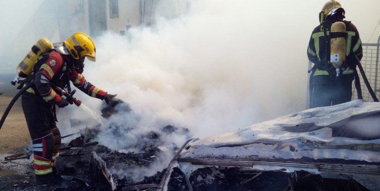 Arden dos vehículos en Arrecife