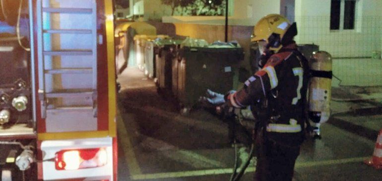Los bomberos sofocan un incendio en un contenedor en Playa Honda