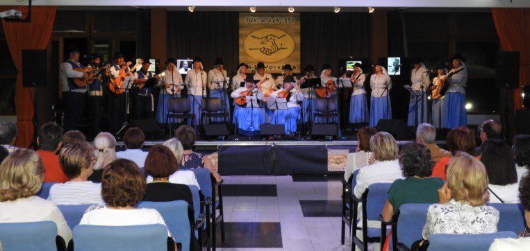 La Democracia acogió un encuentro folclórico en homenaje a César Manrique